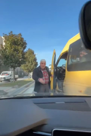 Başakşehir’de minibüs şoförü, kadın sürücünün aracına saldırdı