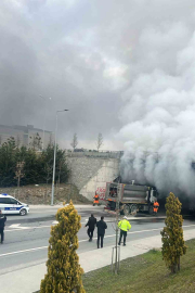 Başakşehir Çam ve Sakura Şehir Hastanesi girişinde otobüste bilinmeyen bir nedenle yangın çıktı. Olay yerine itfaiye ekipleri sevk edildi.