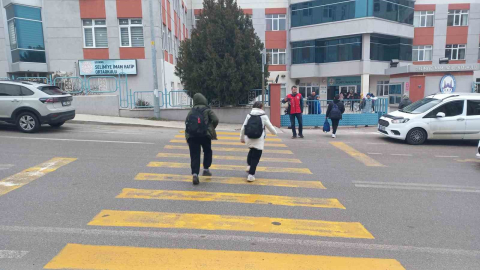 Edirne’de "okul polisi" öğrencilere güven verirken yayalara yol vermeyen araçları da tespit etti