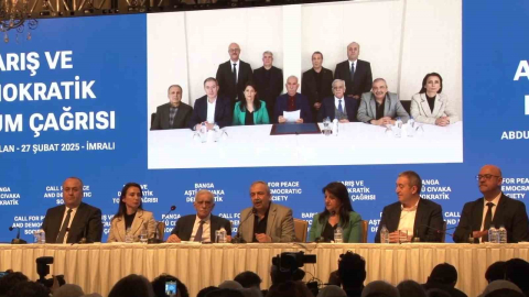 Terör örgütü elebaşı Abdullah Öcalan ile 3’üncü görüşme sonrası DEM Partili İmralı Heyeti adına açıklamayı Ahmet Türk Kürtçe okurken, açıklamayı Pervin Buldan Türkçe olarak okuyor.