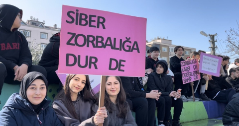 Yüzlerce öğrenci akran zorbalığıyla mücadele için yürüdü: "Zorbalık, suskunlukla büyür"