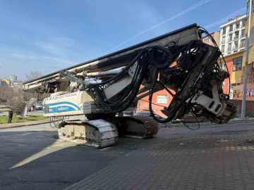 Kağıthane’de iş makinesini çeken halat koptu, 2 kişi yaralandı