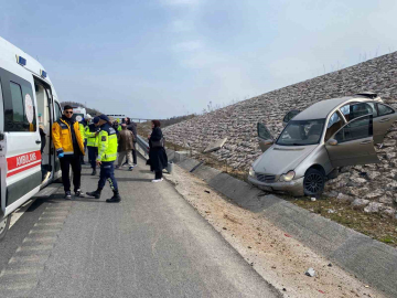 Kuzey Marmara’da kazaya karışan otomobil istinat duvarına çıktı