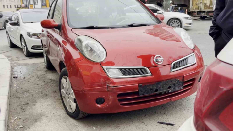 Küçükçekmece’de araç markete daldı