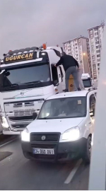 Aracın tavanına çıkıp tırcıyı darbettiler; o anlar kamerada