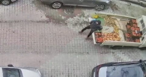 Sultangazi’de sebze satarken babasının kullandığı kamyonetin altında kaldı: O anlar kamerada