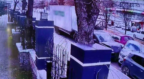 Pendik’te bir anda hareket eden kamyon park halindeki araçları biçti