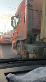 Tır şoförü tartıştığı adamın üzerine sürdü, el hareketi çekti: O anlar kamerada