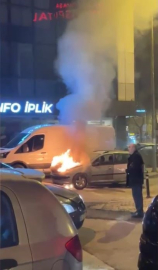 Bayrampaşa’da alev alev yanan araca vatandaşlar müdahale etti
