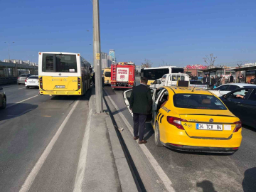 Geri geri kayan İETT otobüsü dolmuşa ve ticari taksiye çarptı