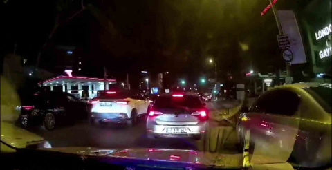 Kadıköy’de polisin dur ihtarına uymadı, makas atarak kaçtı