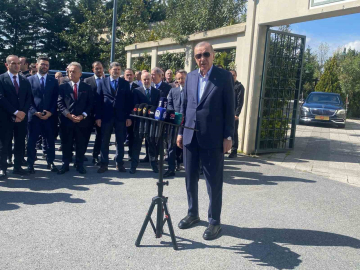 Cumhurbaşkanı Erdoğan, "Türkiye dipdiri ayaktadır, dipdiri gündemi elinde tutmaktadır"