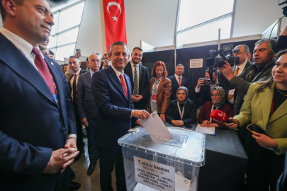 Özgür Özel geçerli oyların bin 171'ini alarak yeniden Genel Başkan seçildi.