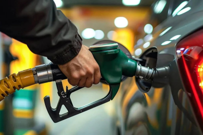 Benzin ve motorine rekor zam: Motorin 55 TL'yi, benzin 52 TL'yi geçti