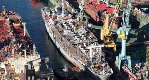 Tuzla’da yanan gemi söndürüldü